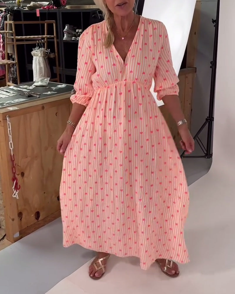 Robe élégante à imprimé cœur et décolleté en V