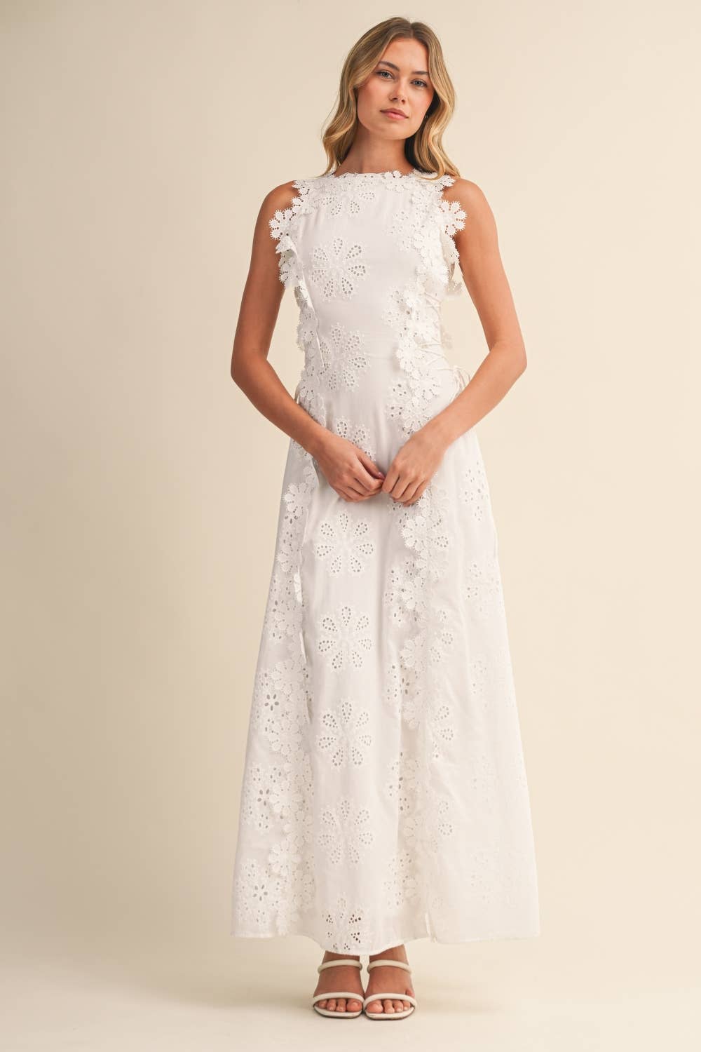 Amelora | Robe maxi en dentelle blanche sans manches