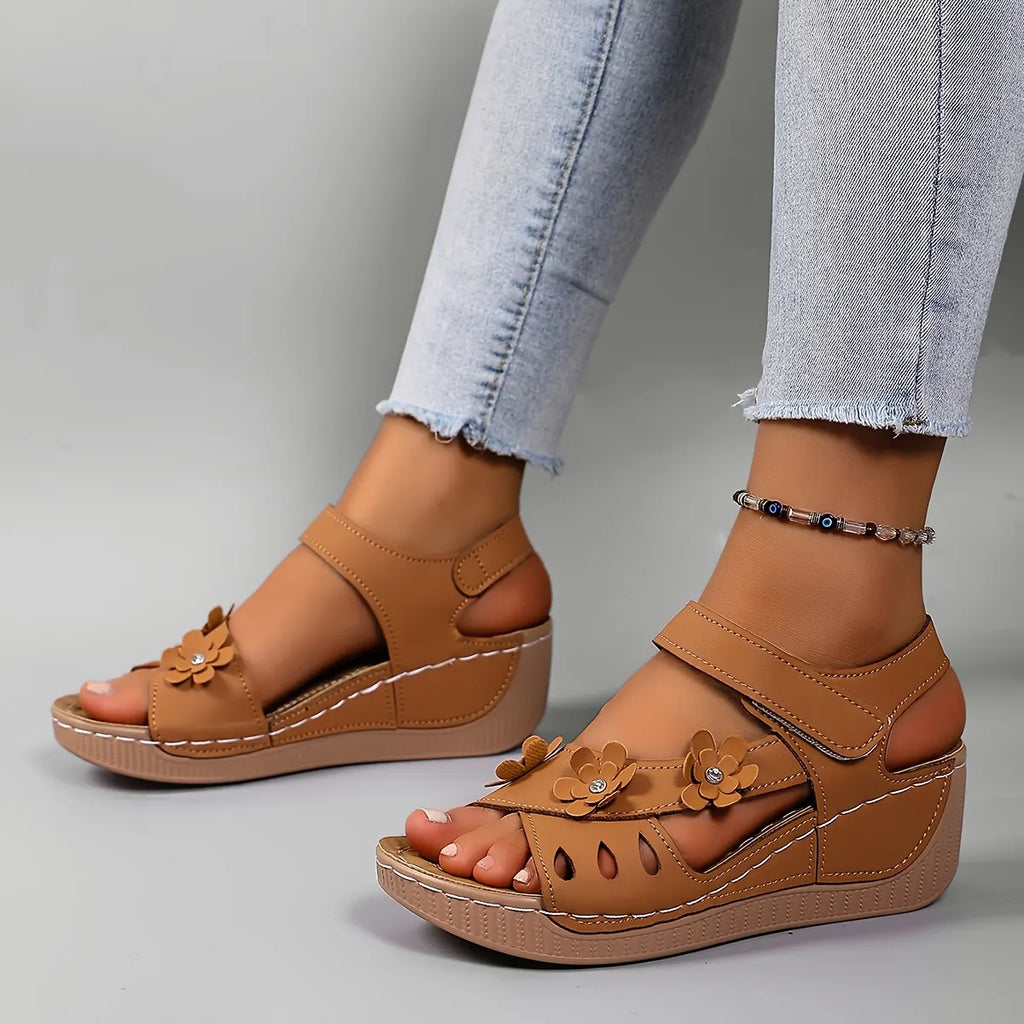 Ambella | Sandales fleuries confortables avec talon compensé