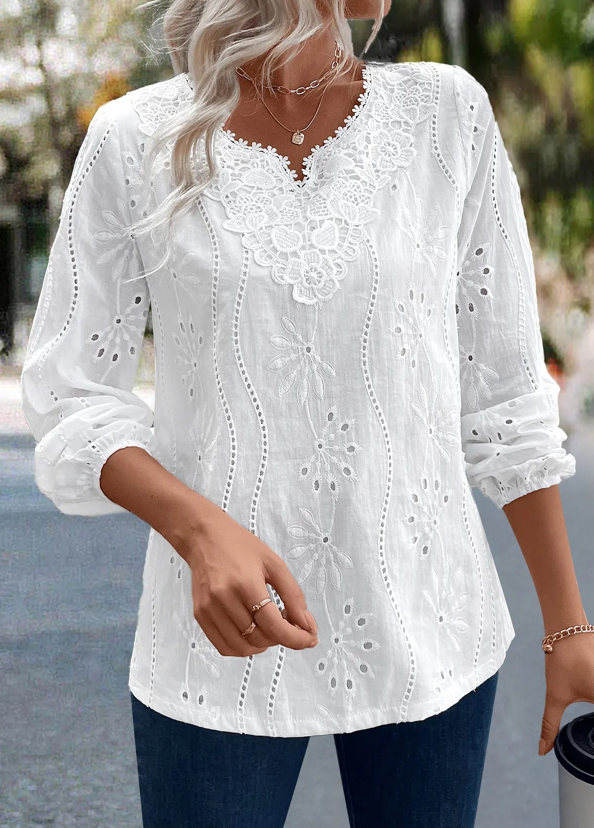 Elishara | Blouse brodée avec décolleté en V en dentelle