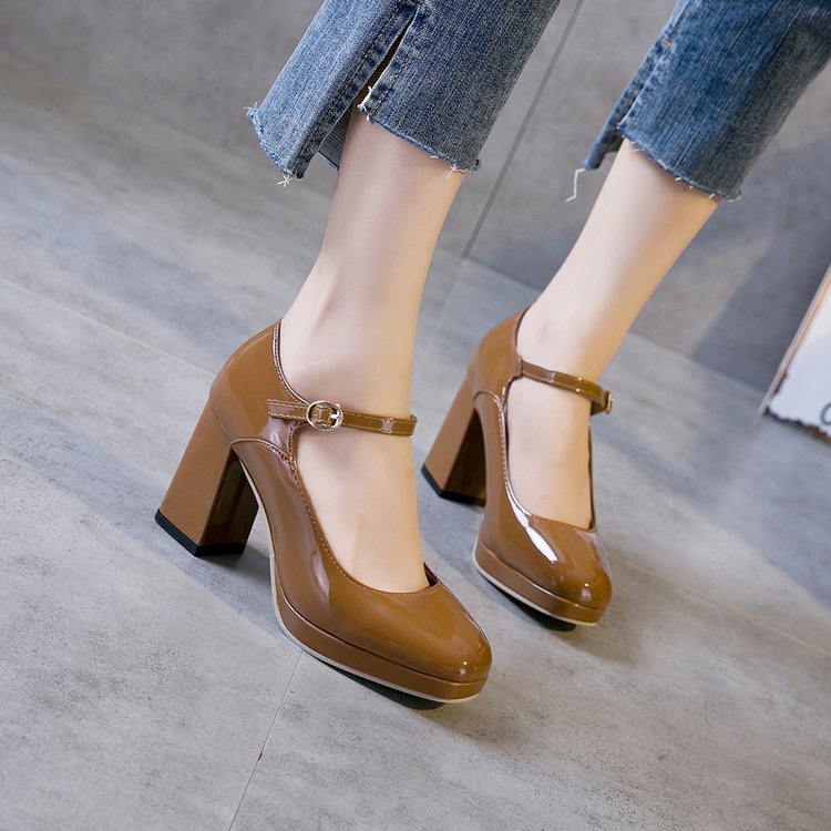 Pompes à talons de haute qualité pour femmes avec un élégant détail de sangle R&B