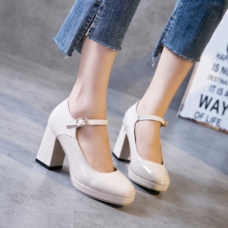 Pompes à talons de haute qualité pour femmes avec un élégant détail de sangle R&B