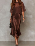Chaskia | Robe midi en satin avec cape en chiffon transparent