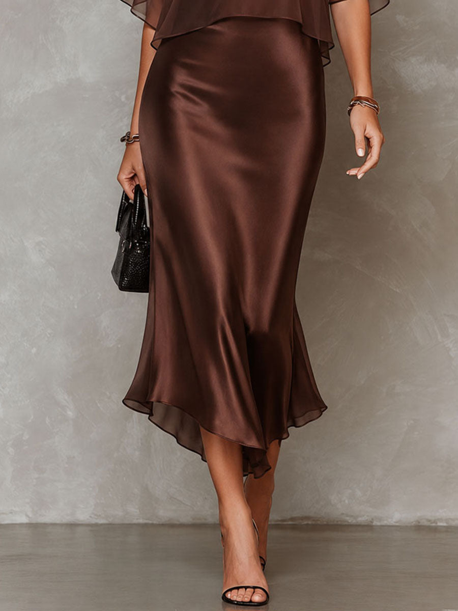 Chaskia | Robe midi en satin avec cape en chiffon transparent