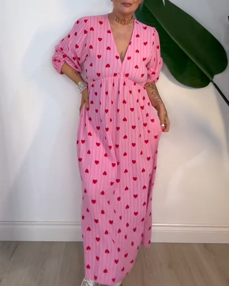 Robe élégante à imprimé cœur et décolleté en V