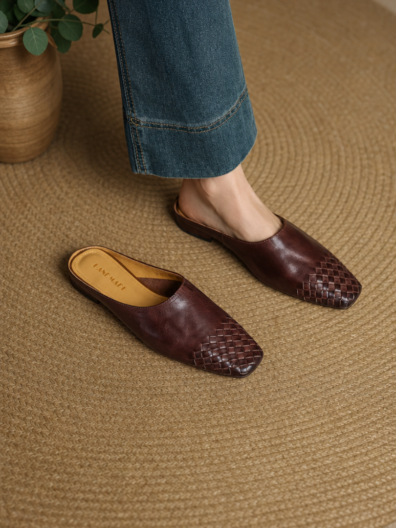 Alessira | Pantoufles en cuir classiques à bout fermé