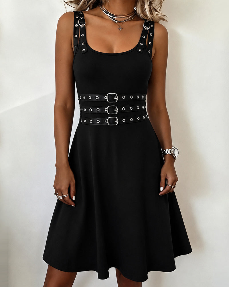 Cirella | Robe sans manches ajustée et évasée avec détails de boucle