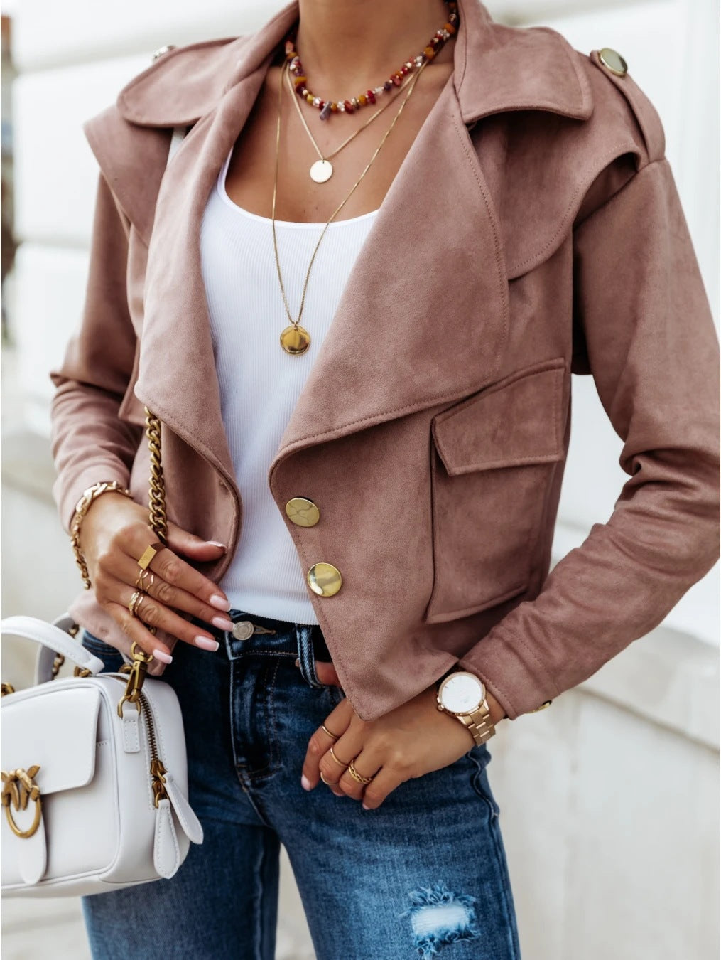 Veste en daim courte pour femme avec grands revers et boutons décoratifs dorés Echo Archive