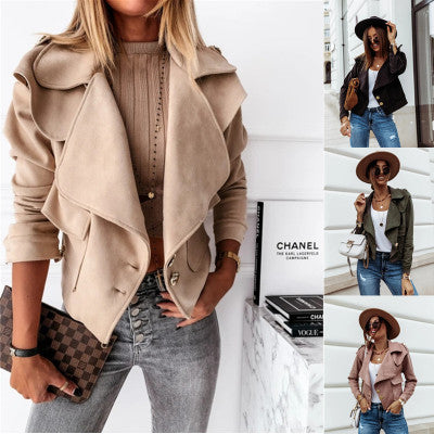 Veste en daim courte pour femme avec grands revers et boutons décoratifs dorés Echo Archive