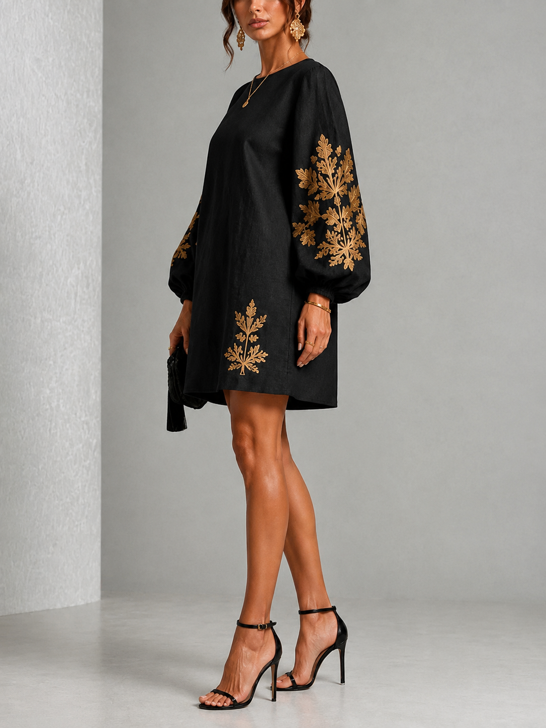 Eisele | Robe noire décontractée avec détails floraux dorés
