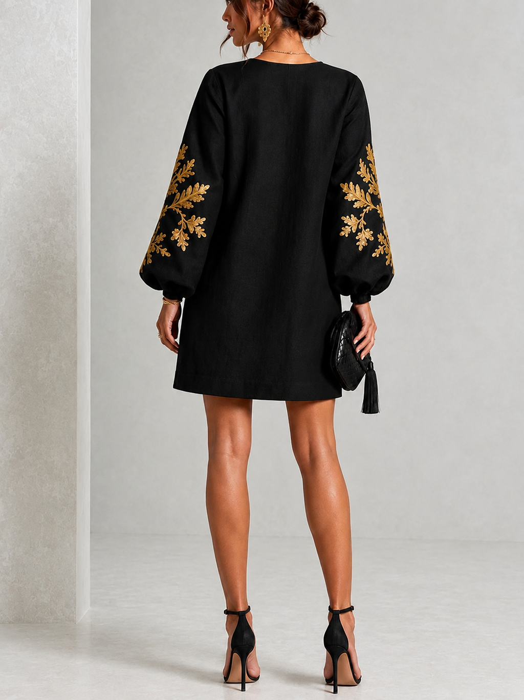 Eisele | Robe noire décontractée avec détails floraux dorés