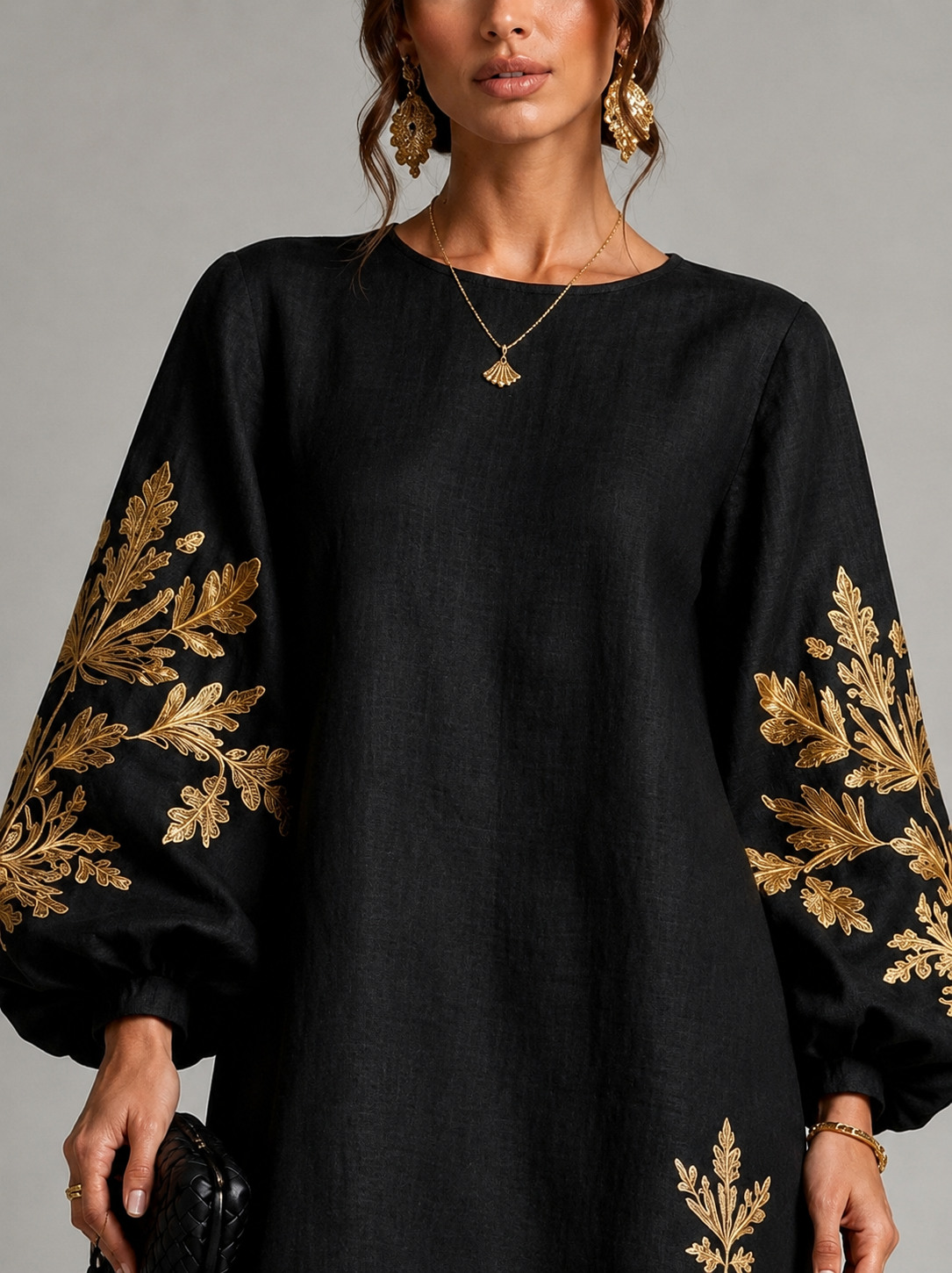 Eisele | Robe noire décontractée avec détails floraux dorés
