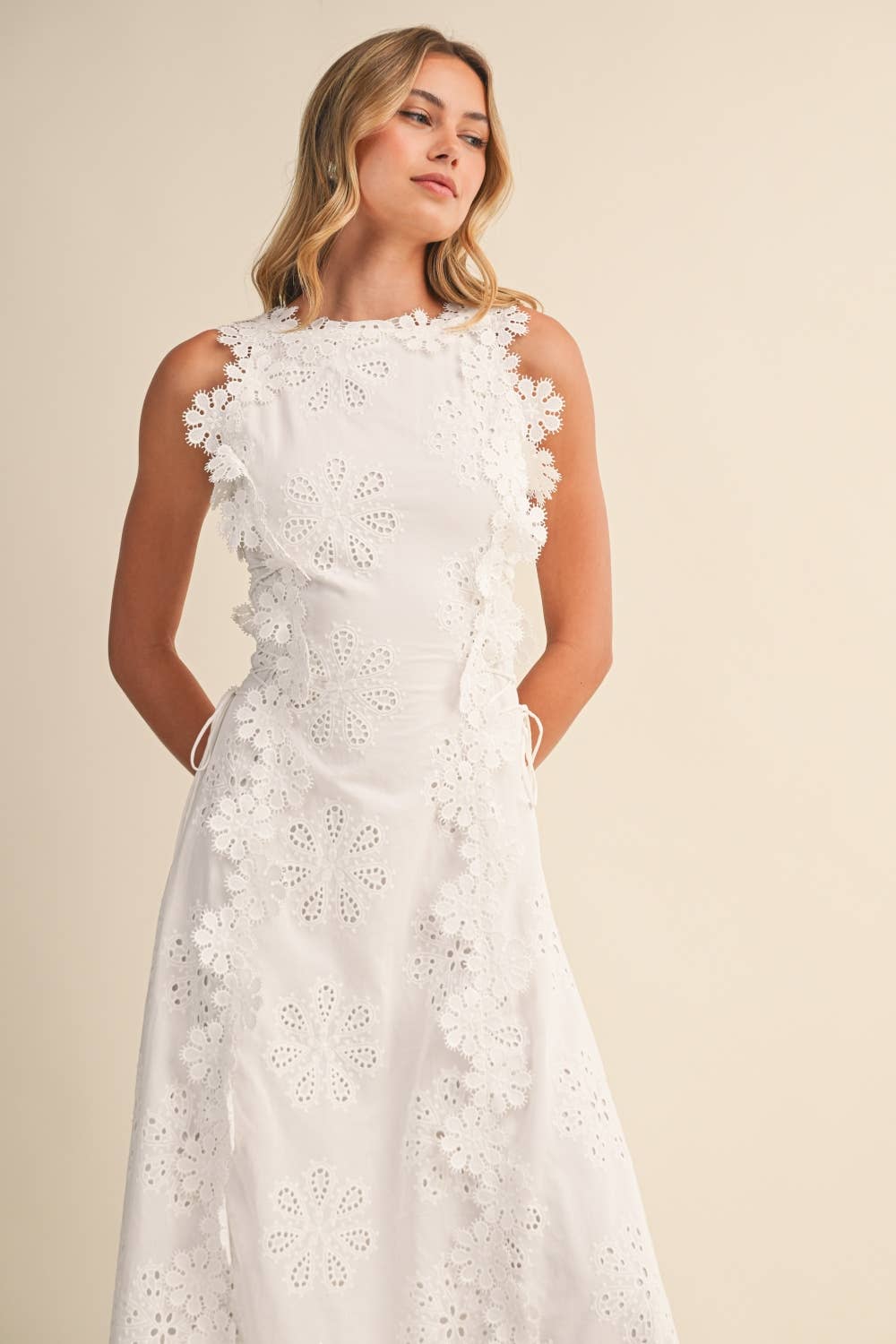 Amelora | Robe maxi en dentelle blanche sans manches
