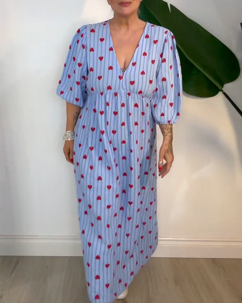 Robe élégante à imprimé cœur et décolleté en V