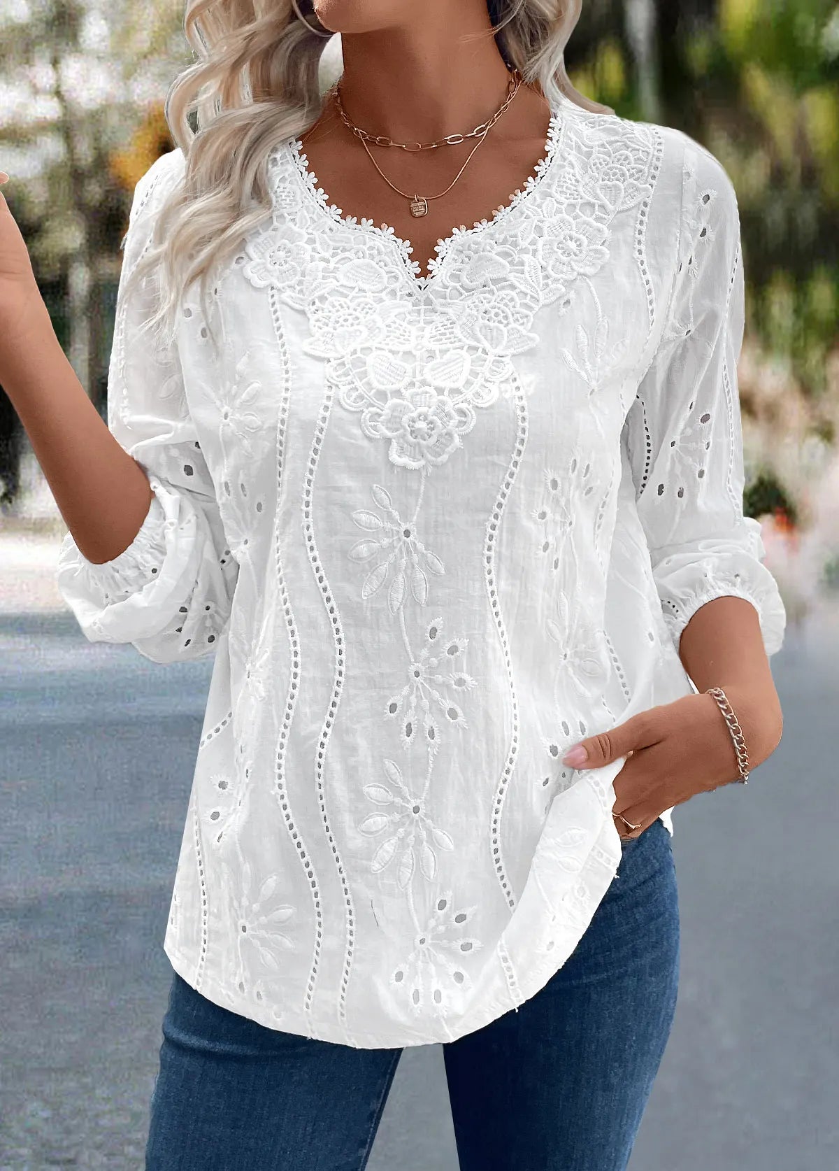Elishara | Blouse brodée avec décolleté en V en dentelle