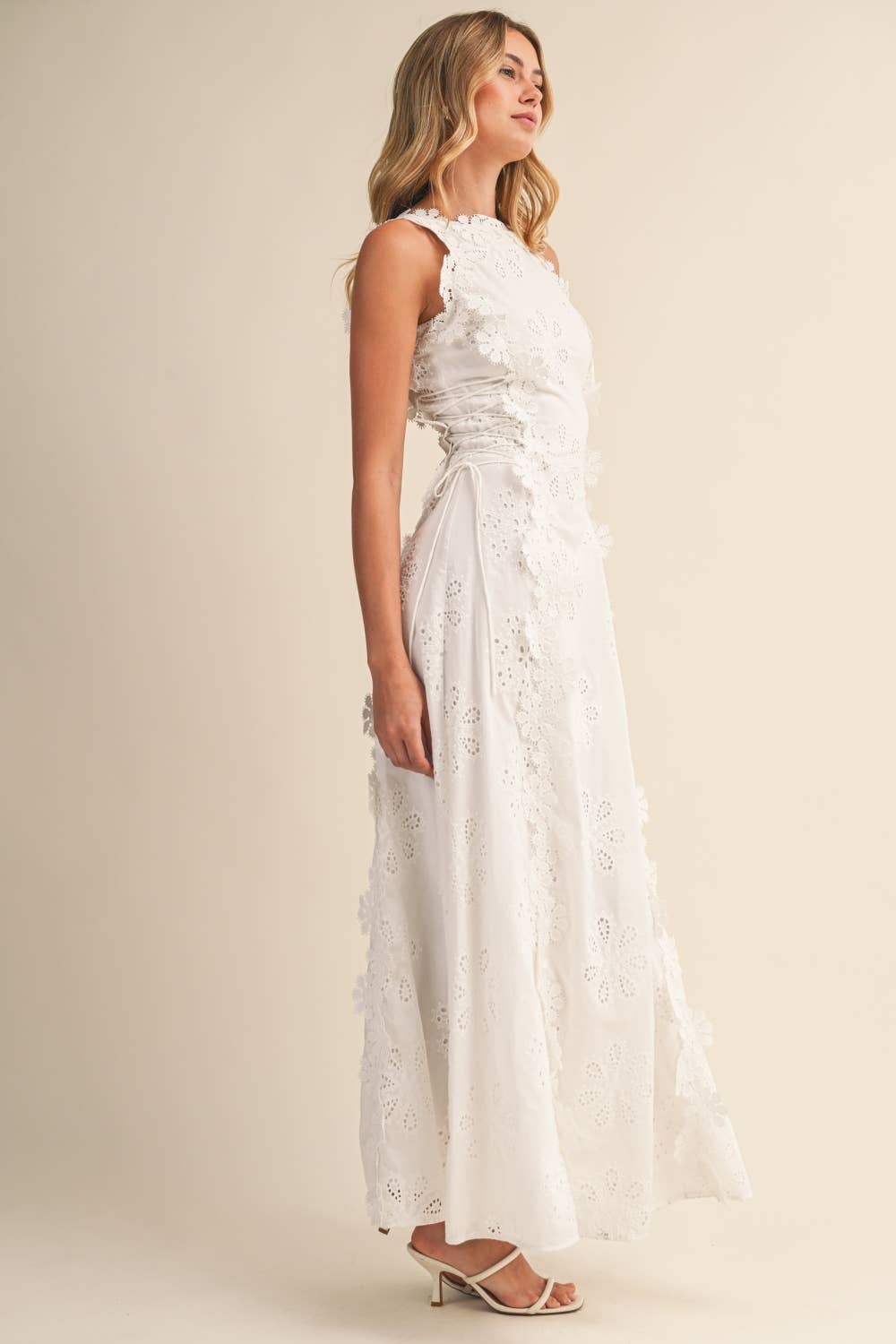 Amelora | Robe maxi en dentelle blanche sans manches