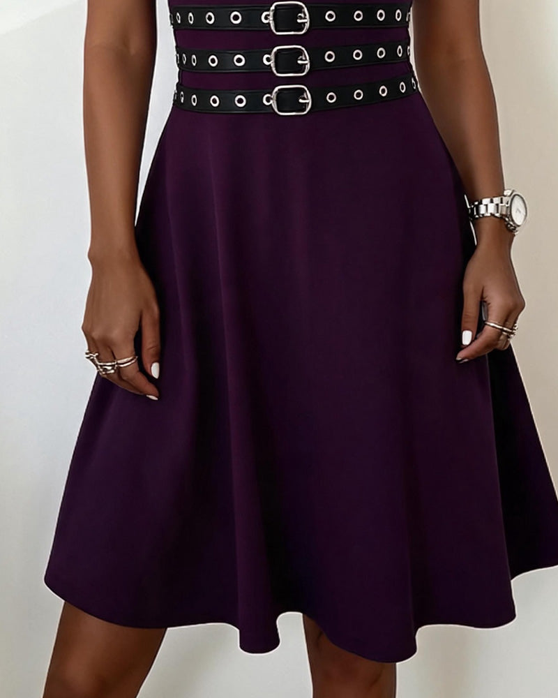 Cirella | Robe sans manches ajustée et évasée avec détails de boucle