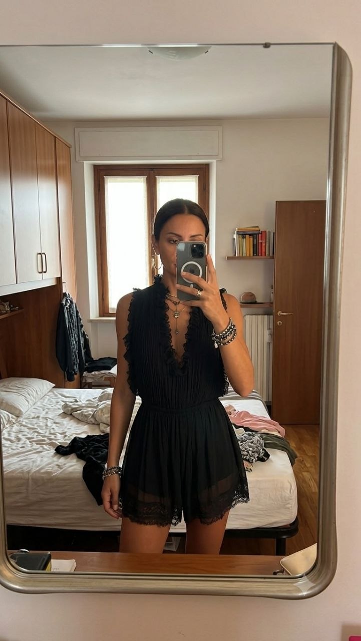 Noiréa | Combinaison en chiffon noir avec plissé et volants