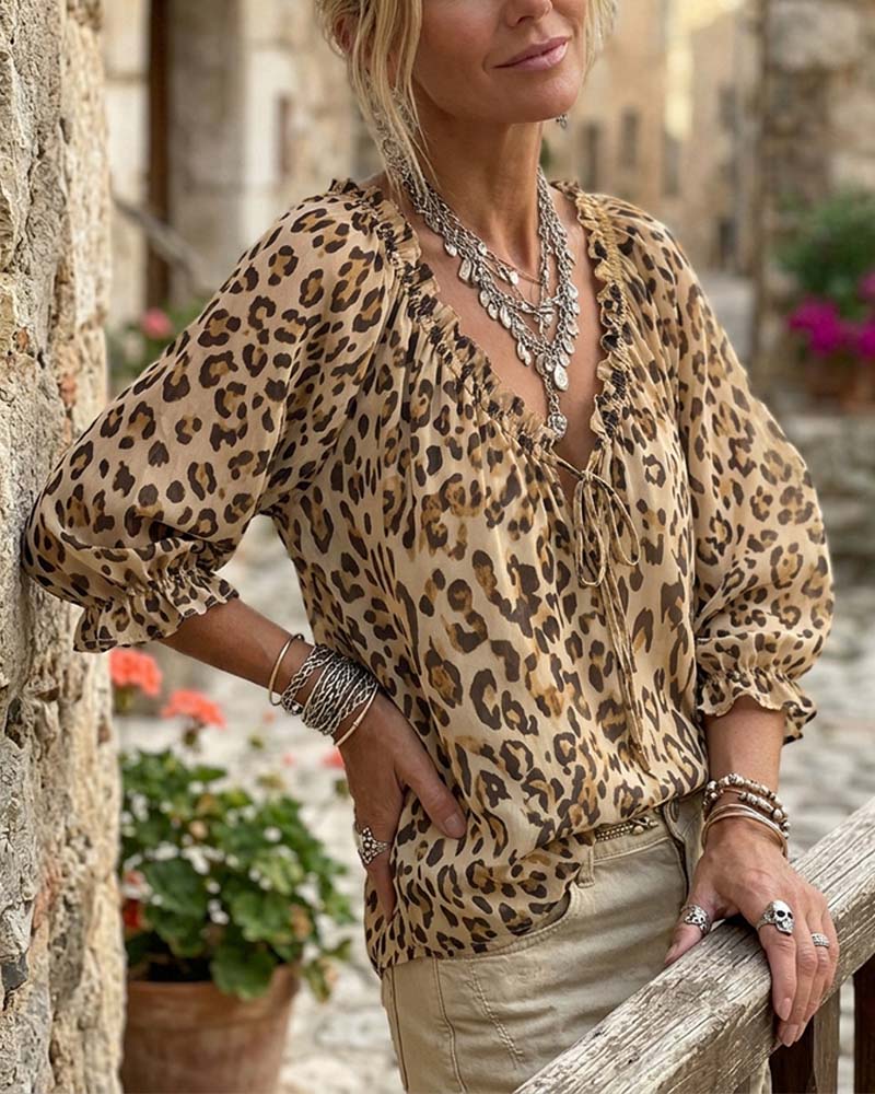 Roxiefa | Blouse léopard avec décolleté en V et lacets