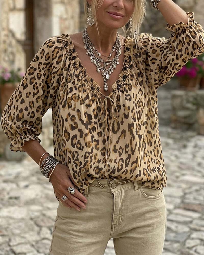 Roxiefa | Blouse léopard avec décolleté en V et lacets