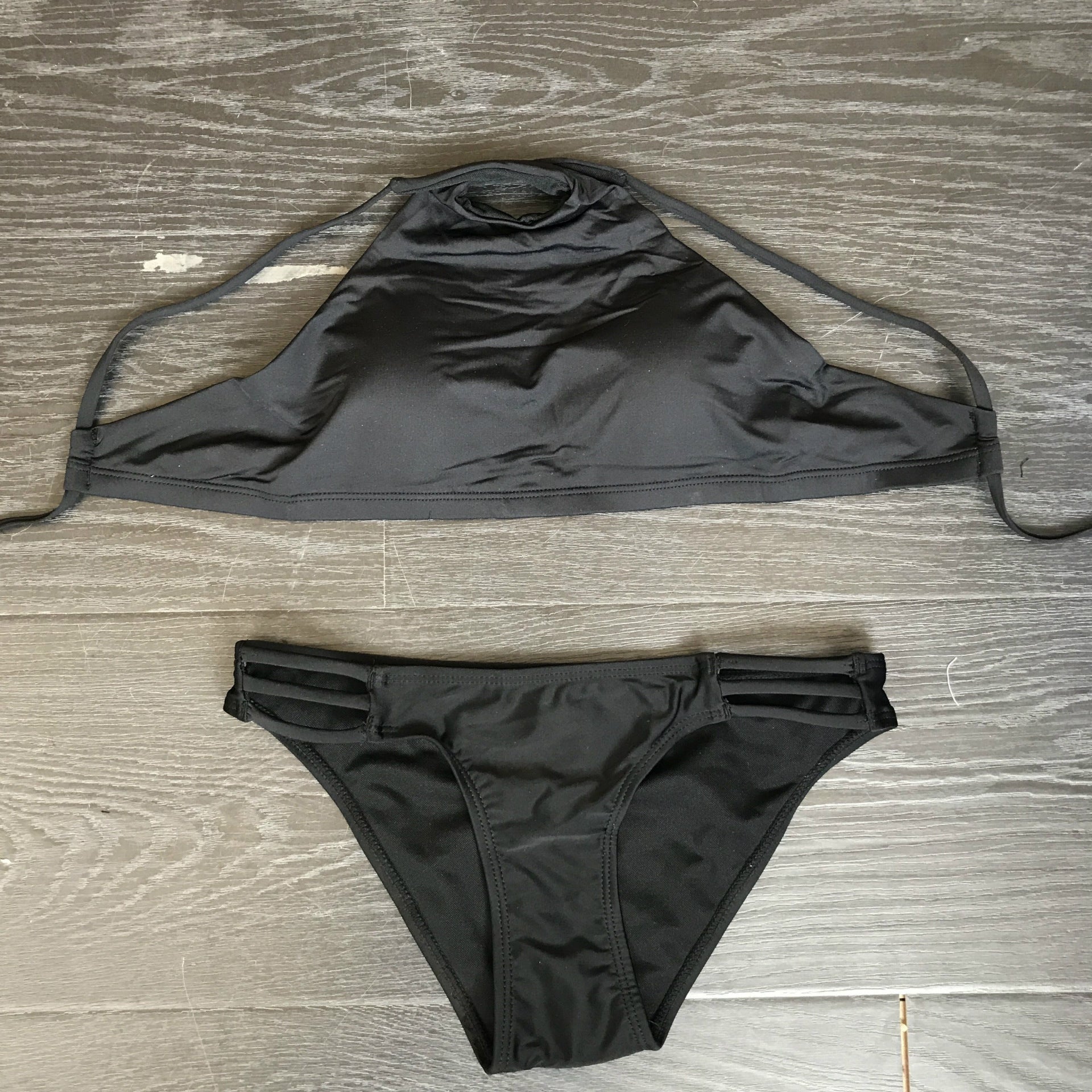 Ensemble de bikini sportif pour femmes avec col montant et découpes latérales R&B