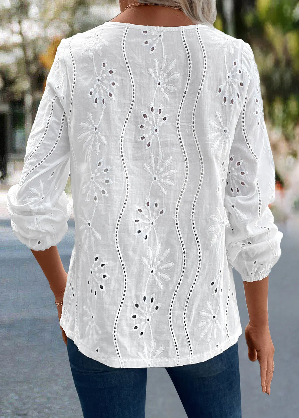Elishara | Blouse brodée avec décolleté en V en dentelle