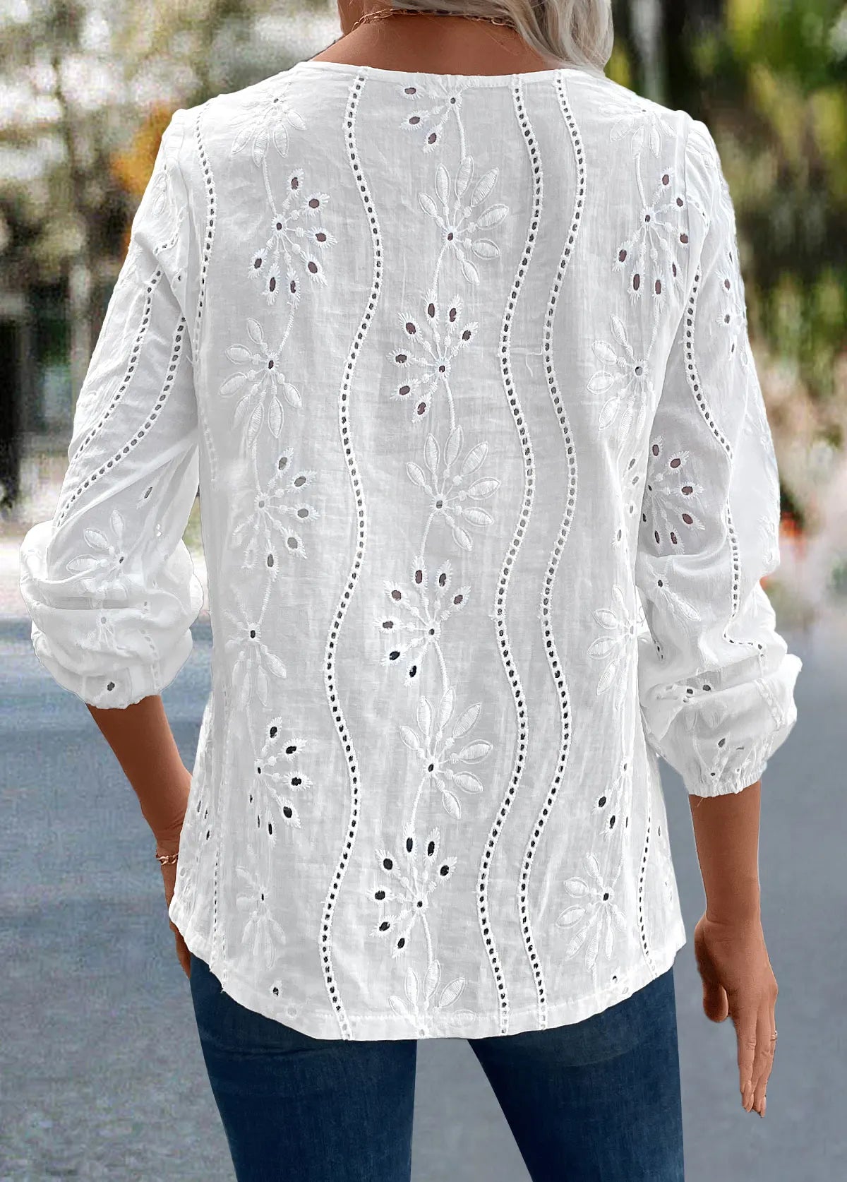 Elishara | Blouse brodée avec décolleté en V en dentelle