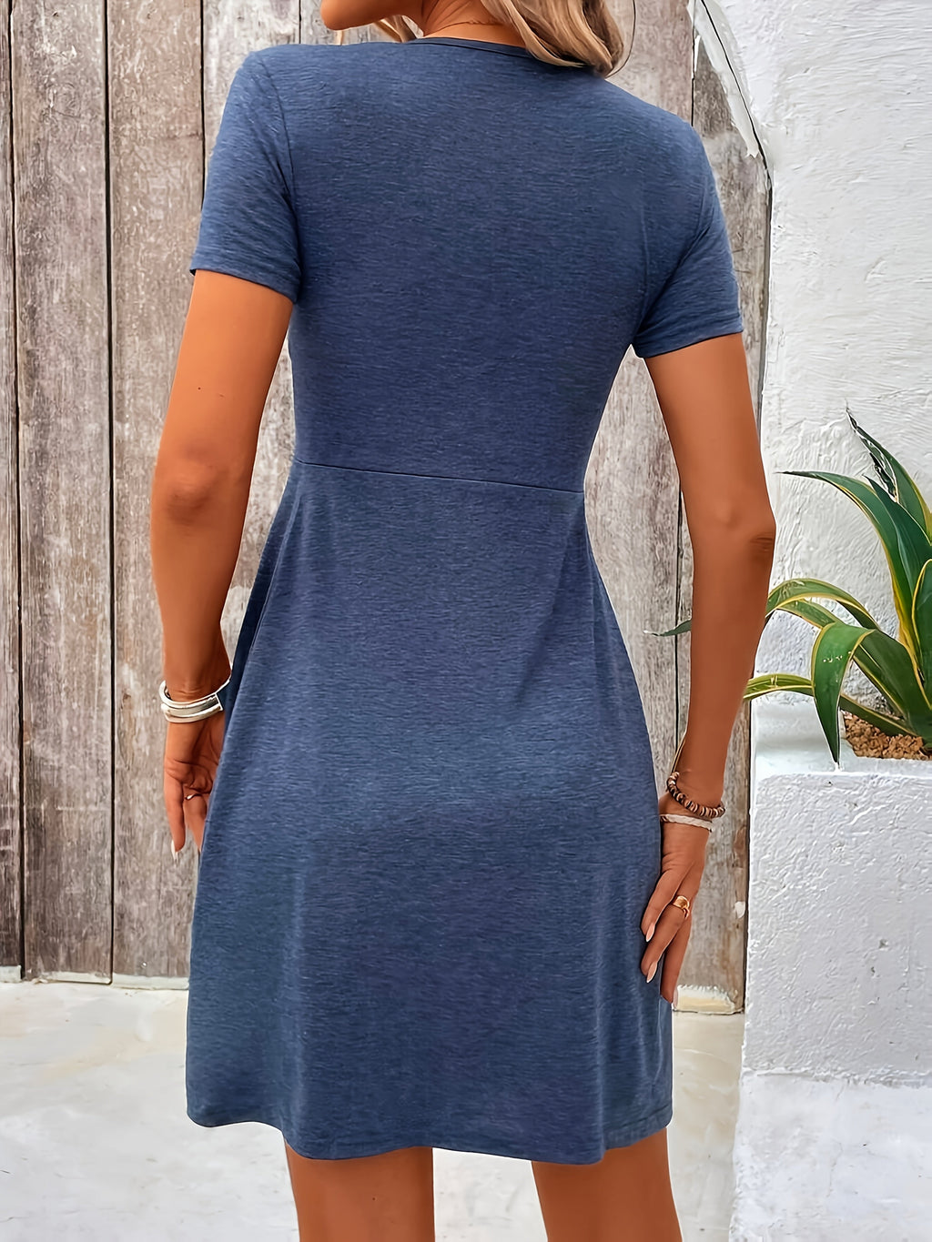 Feliz™ - Robe élégante avec décolleté en V torsadé