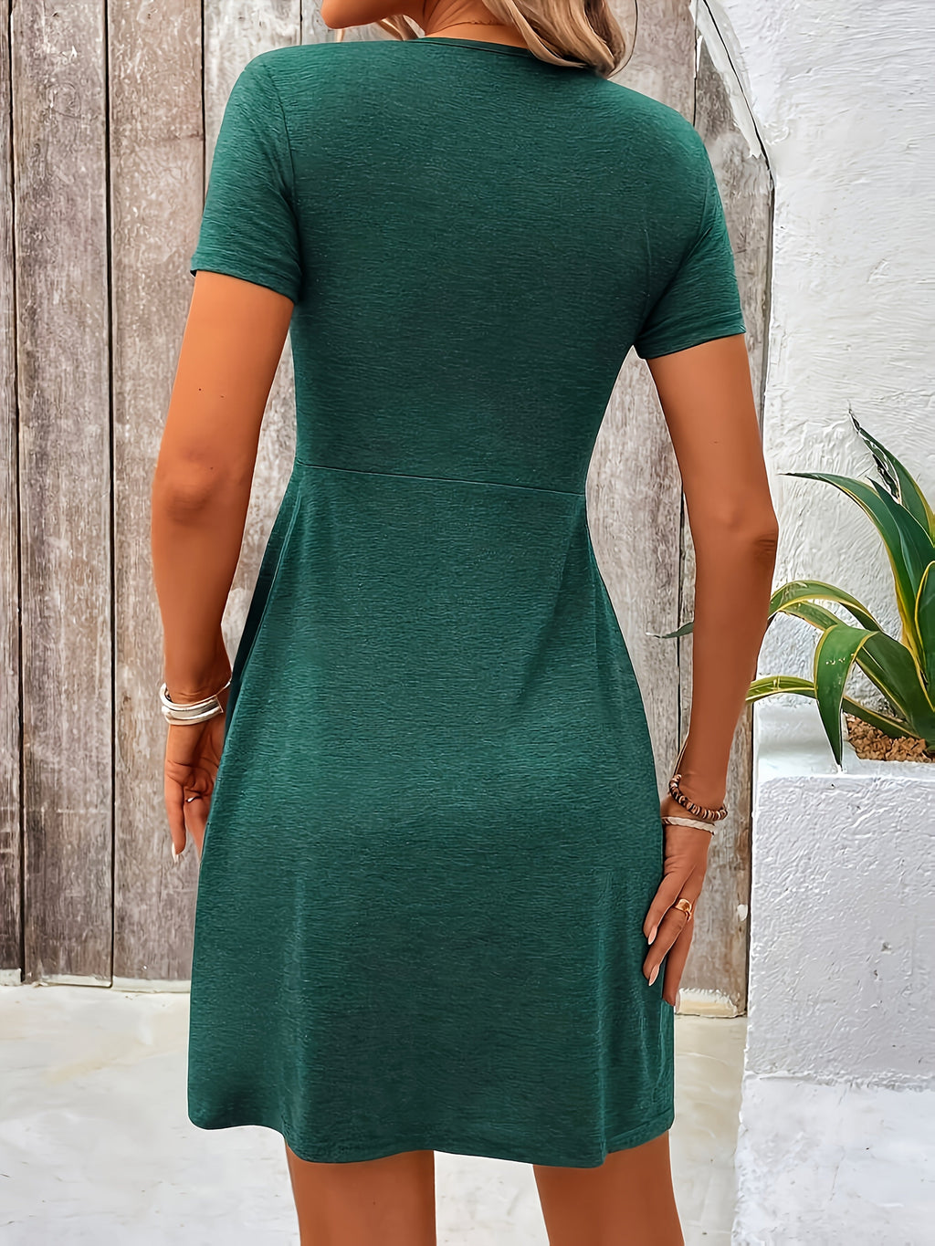 Feliz™ - Robe élégante avec décolleté en V torsadé