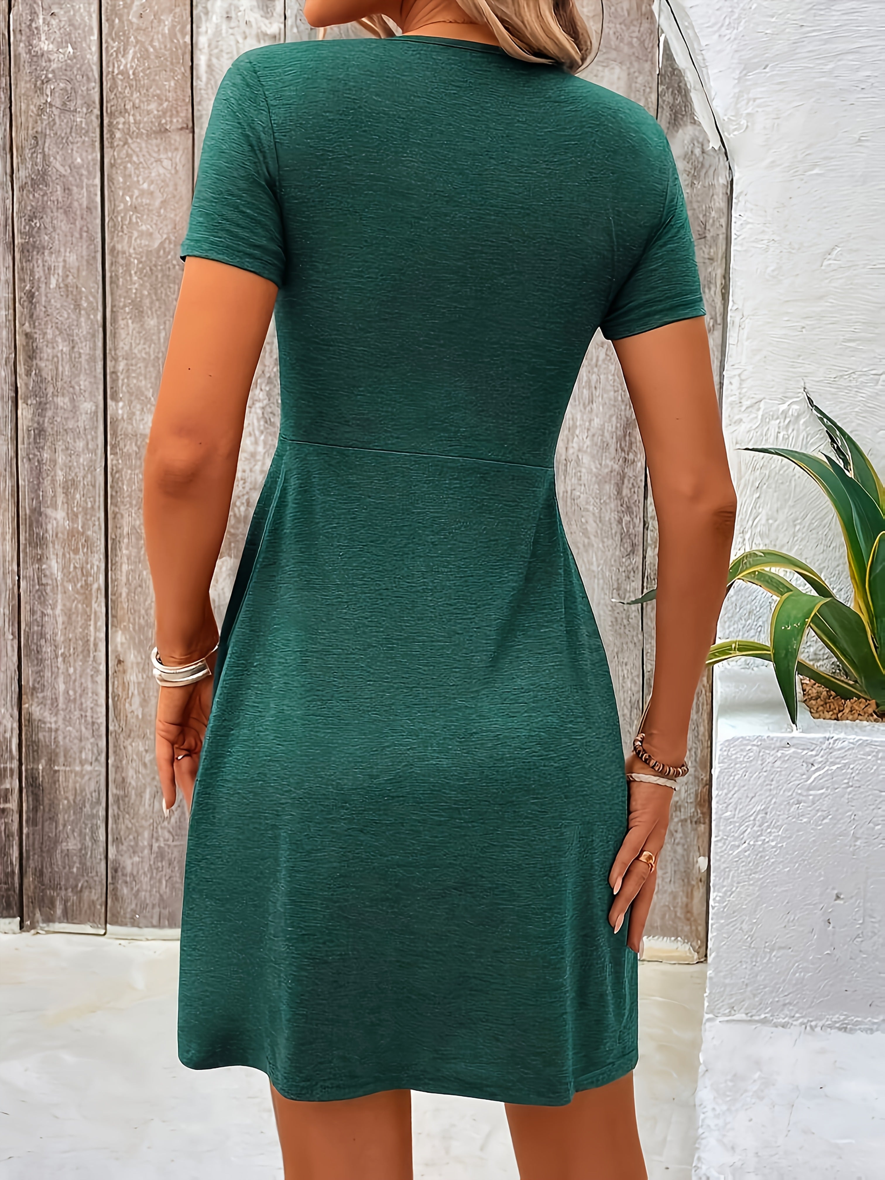 Feliz™ - Robe élégante avec décolleté en V torsadé