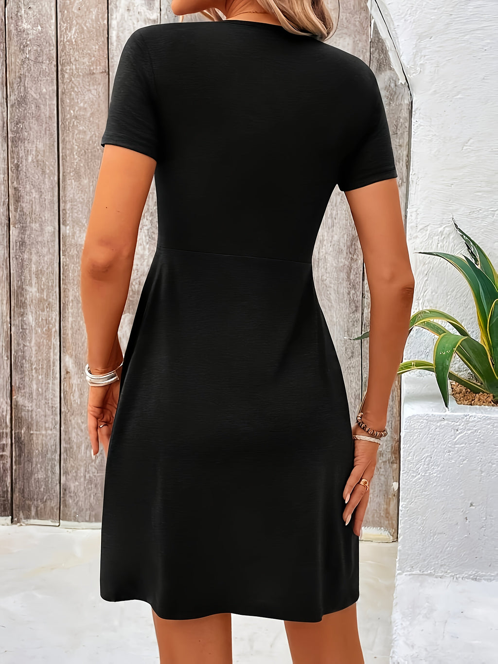 Feliz™ - Robe élégante avec décolleté en V torsadé