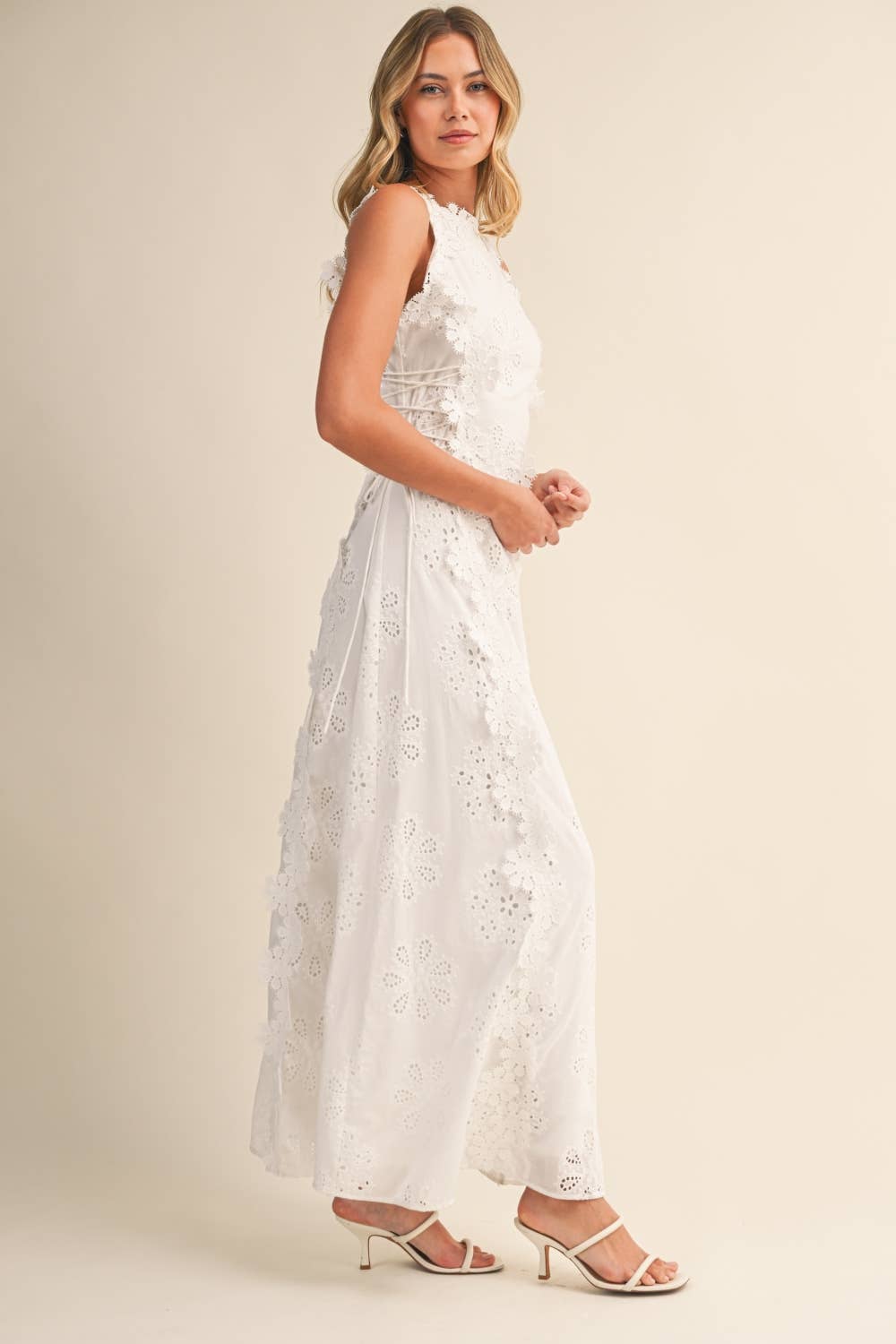 Amelora | Robe maxi en dentelle blanche sans manches