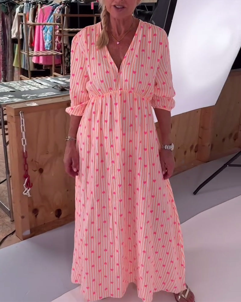 Robe élégante à imprimé cœur et décolleté en V