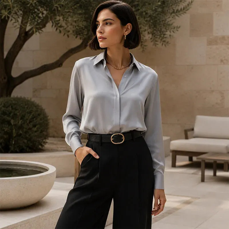Silvara | Blouse en satin pour femmes à finition soyeuse et brillante avec boutons