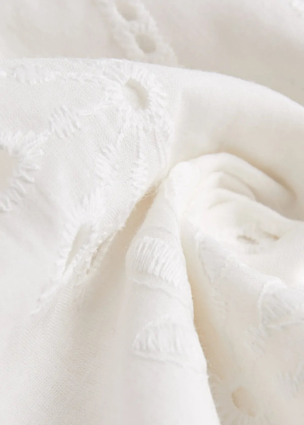Elishara | Blouse brodée avec décolleté en V en dentelle