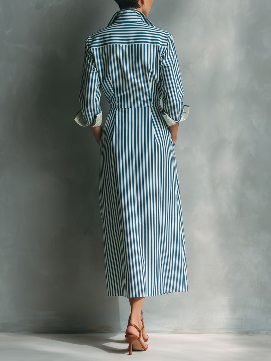 Robe chemise pour femmes en bleu et blanc avec poche poitrine rouge