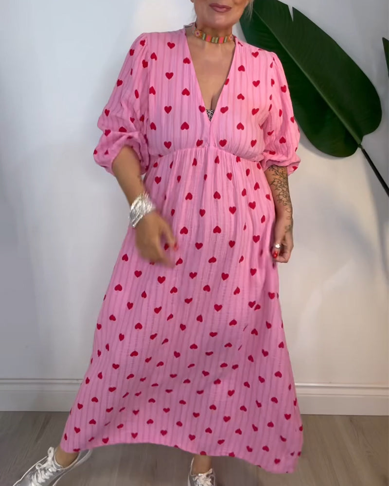 Robe élégante à imprimé cœur et décolleté en V