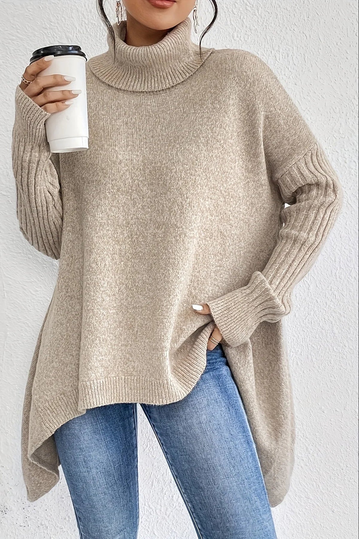 Pull femme oversize à col roulé et ourlet asymétrique