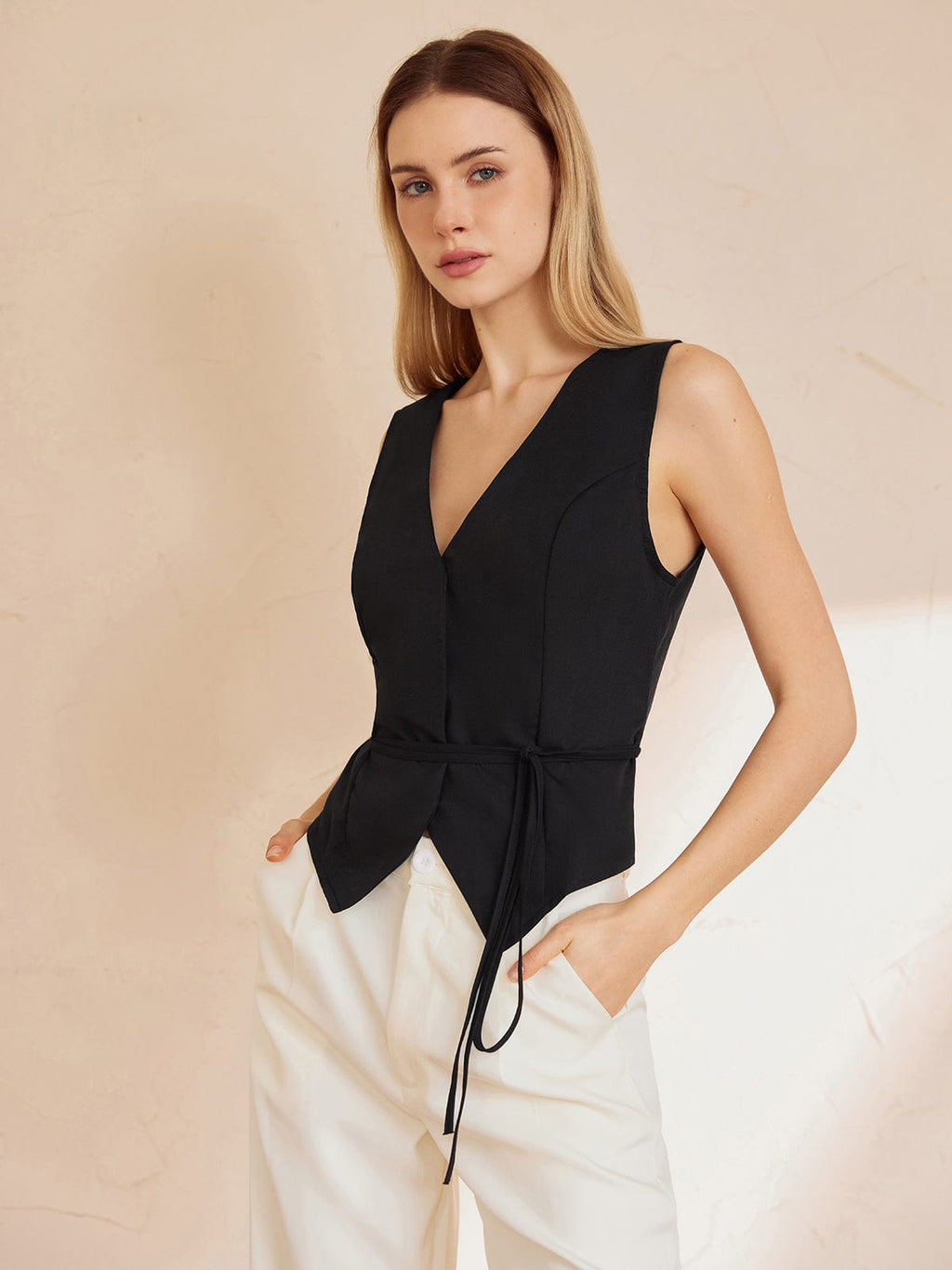 Top Sans Manches Avec Lien À La Taille Et Col En V Pour Femmes | Idéal Pour Les Tenues Décontractées Et Habillées