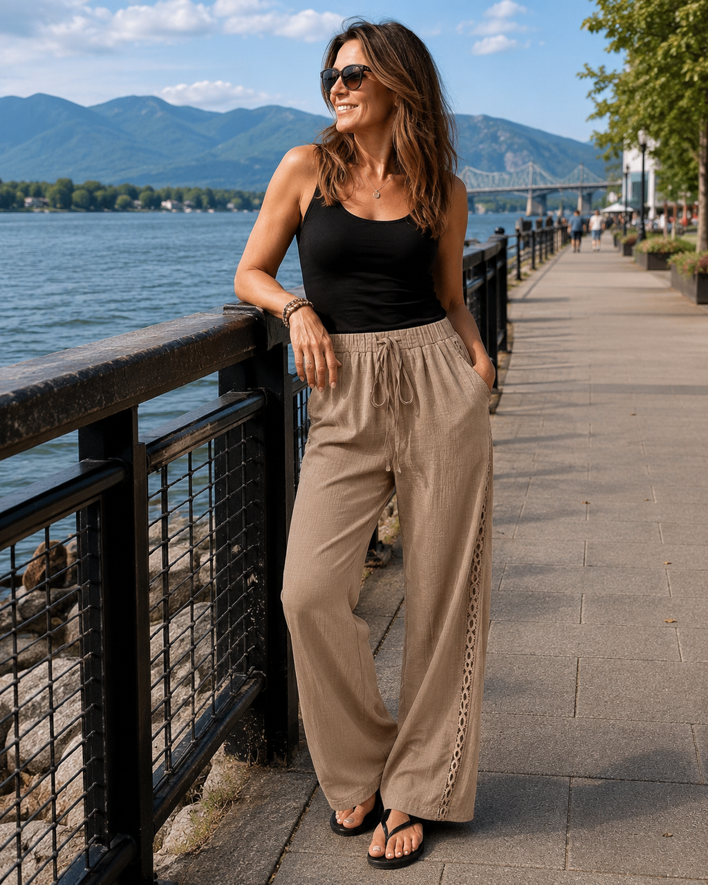 Pantalon femme fluide avec dentelle latérale et cordon