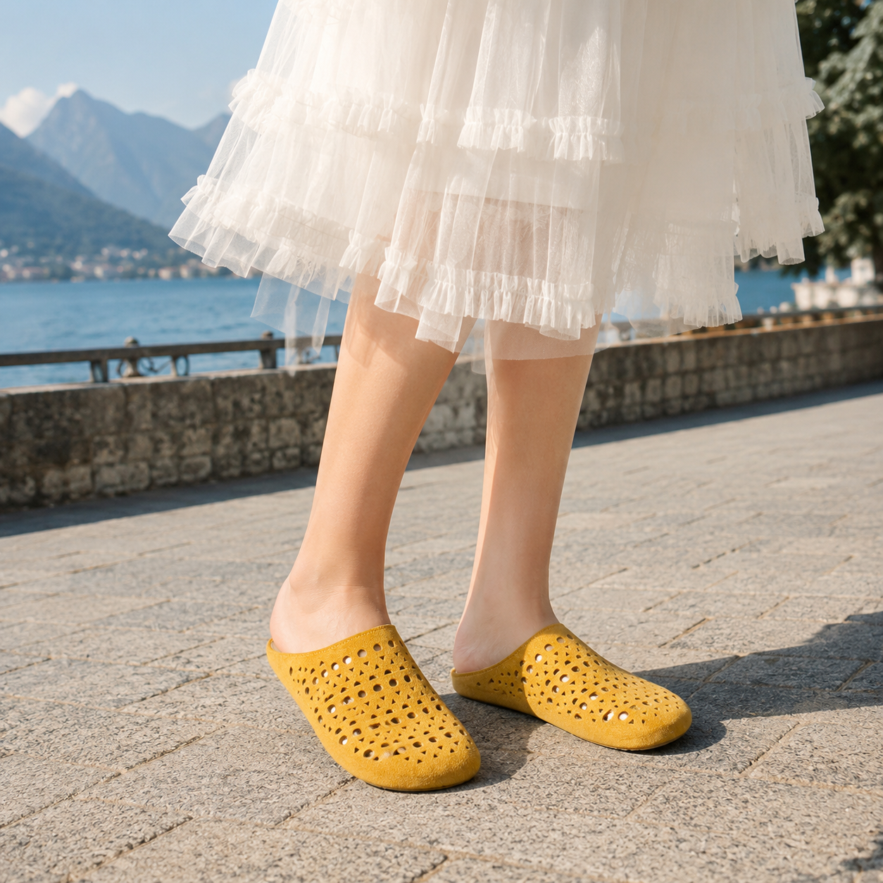 Chaussons femme ajourés en suède artificiel à enfiler