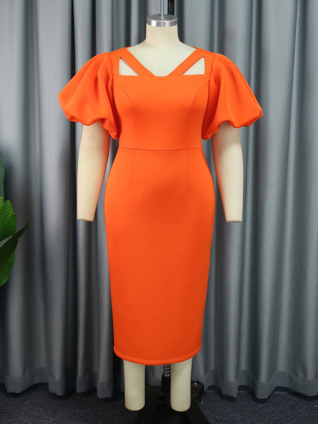 Robe en béton sculpté avec des manches bouffantes volumineuses et un décolleté en U innovant Mirla