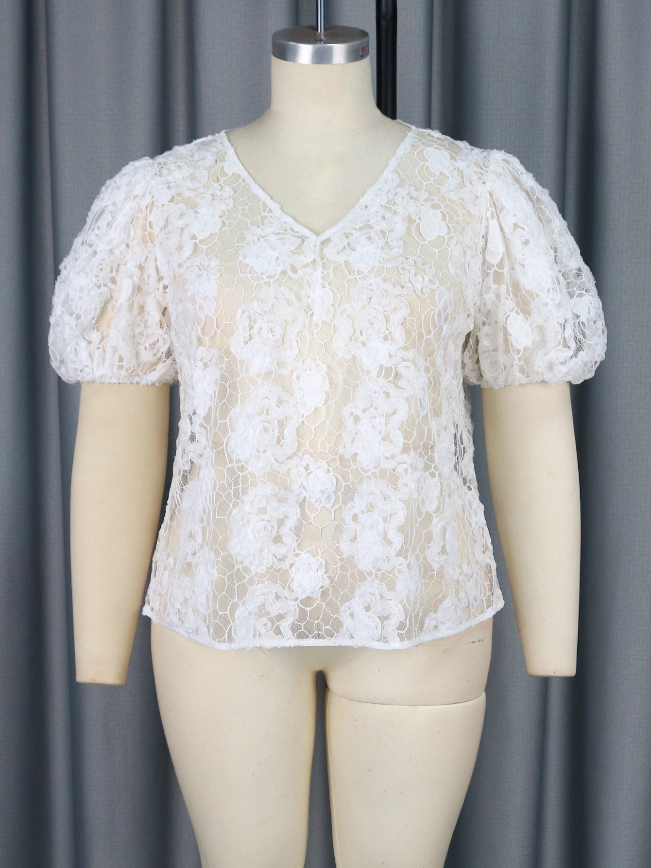Blouse en dentelle ludique avec des manches volumineuses Mirla
