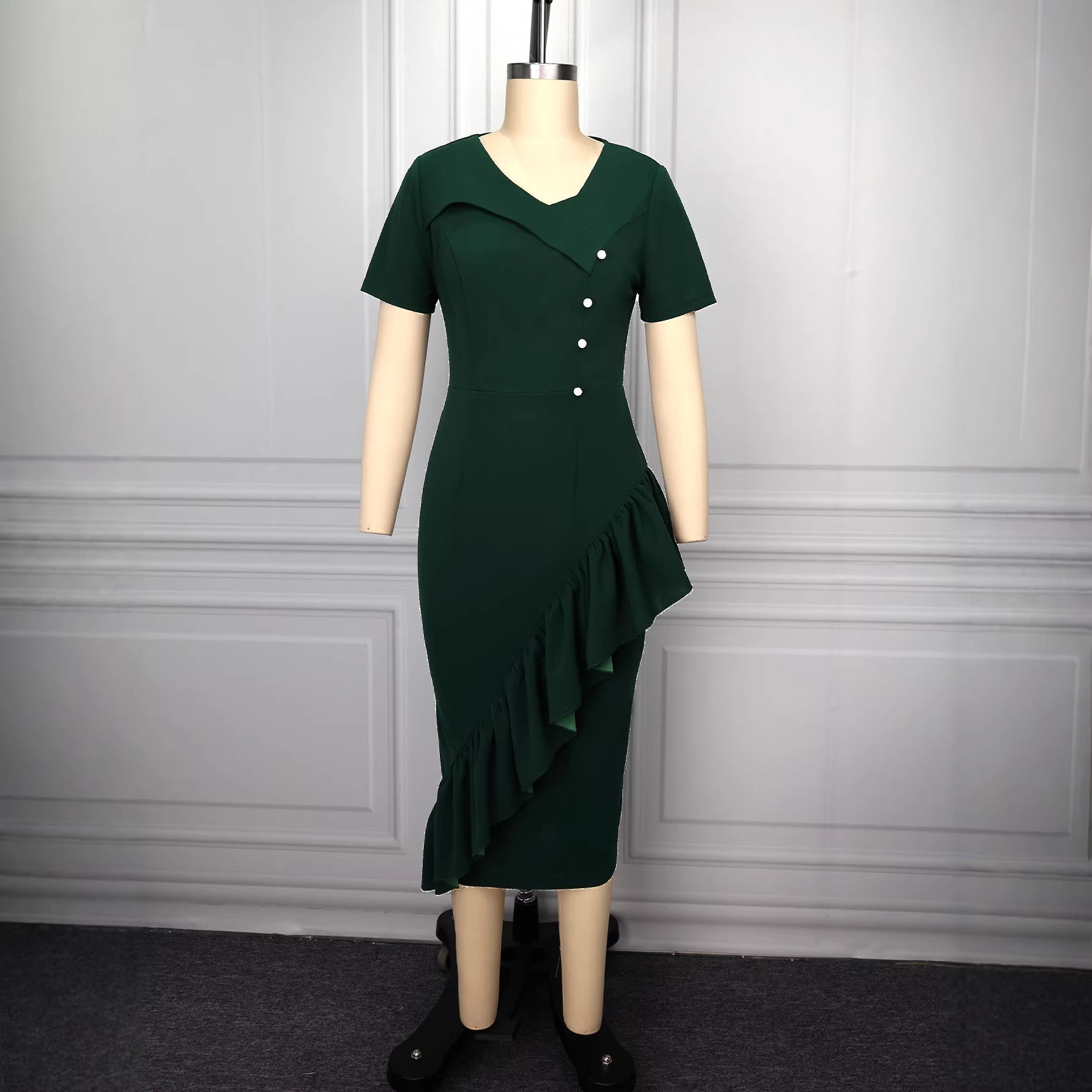 Robe ajustée à traîne avec ourlet asymétrique et design à boutons Mirla
