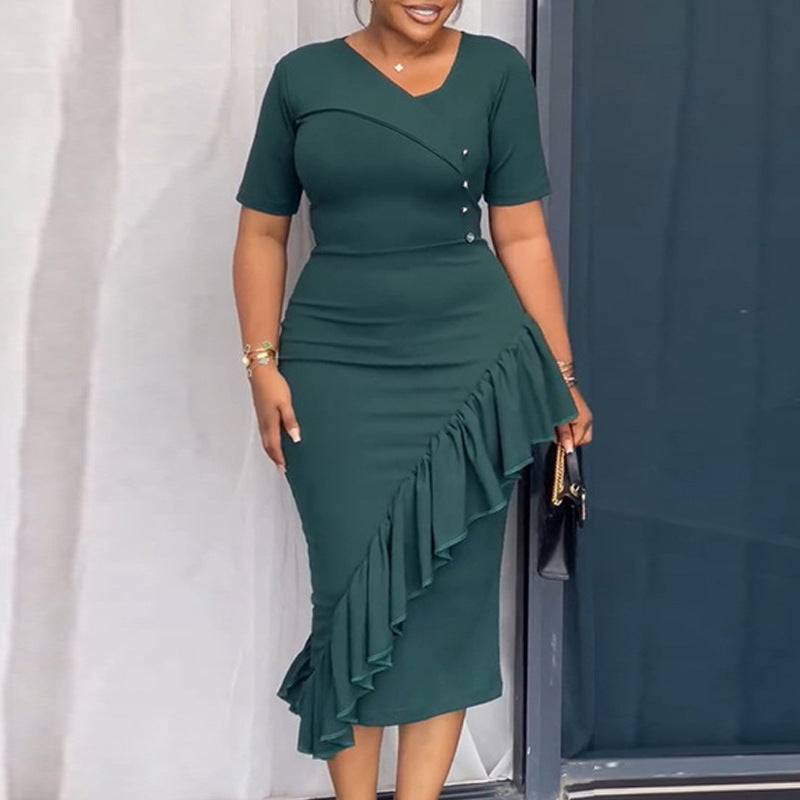 Robe ajustée à traîne avec ourlet asymétrique et design à boutons Mirla