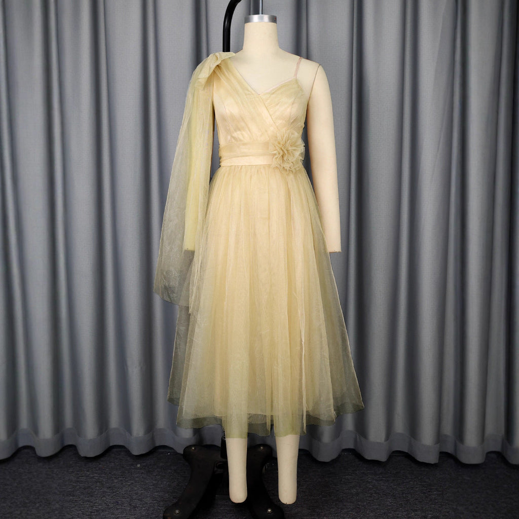 Robe de cocktail glamoureuse pour dame avec superposition volumineuse et accents floraux Mirla