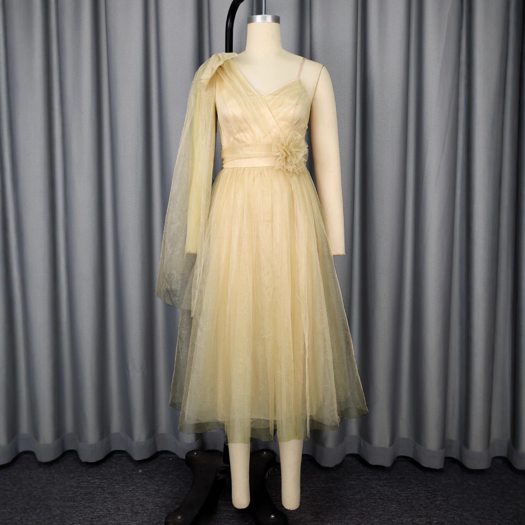 Robe de cocktail glamoureuse pour dame avec superposition volumineuse et accents floraux Mirla