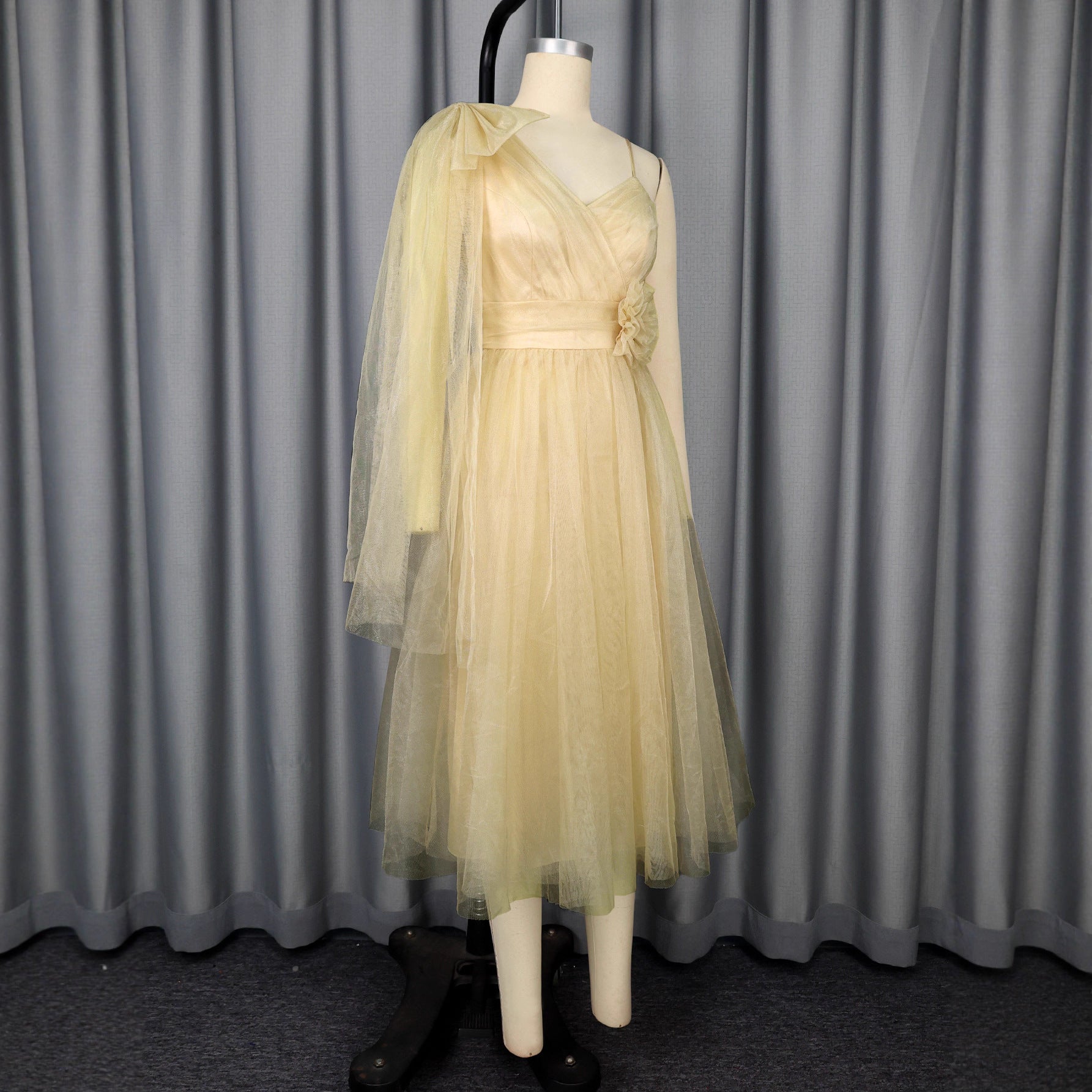 Robe de cocktail glamoureuse pour dame avec superposition volumineuse et accents floraux Mirla