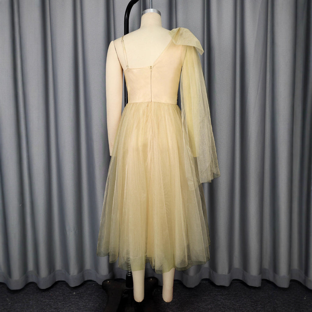 Robe de cocktail glamoureuse pour dame avec superposition volumineuse et accents floraux Mirla
