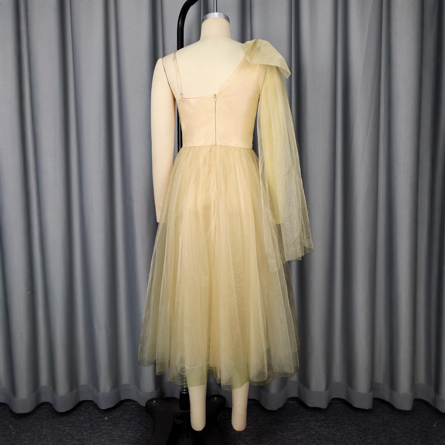Robe de cocktail glamoureuse pour dame avec superposition volumineuse et accents floraux Mirla